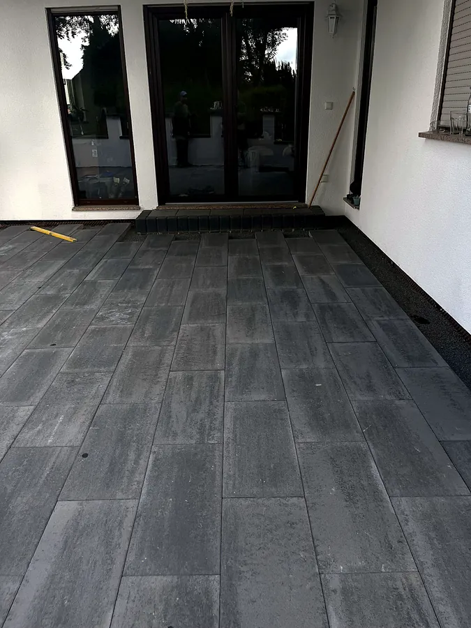 Terrasse aus anthrazitfarbenen Großformatplatten