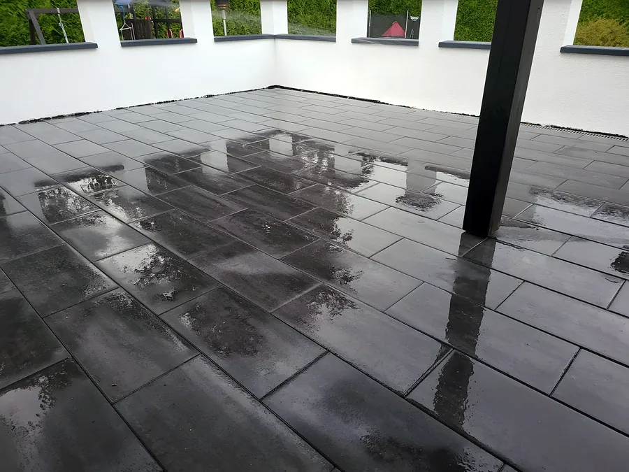 Große Terrasse aus dunklem Feinsteinzeug