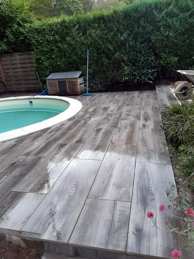 Terrasse in Holzoptik am Pool